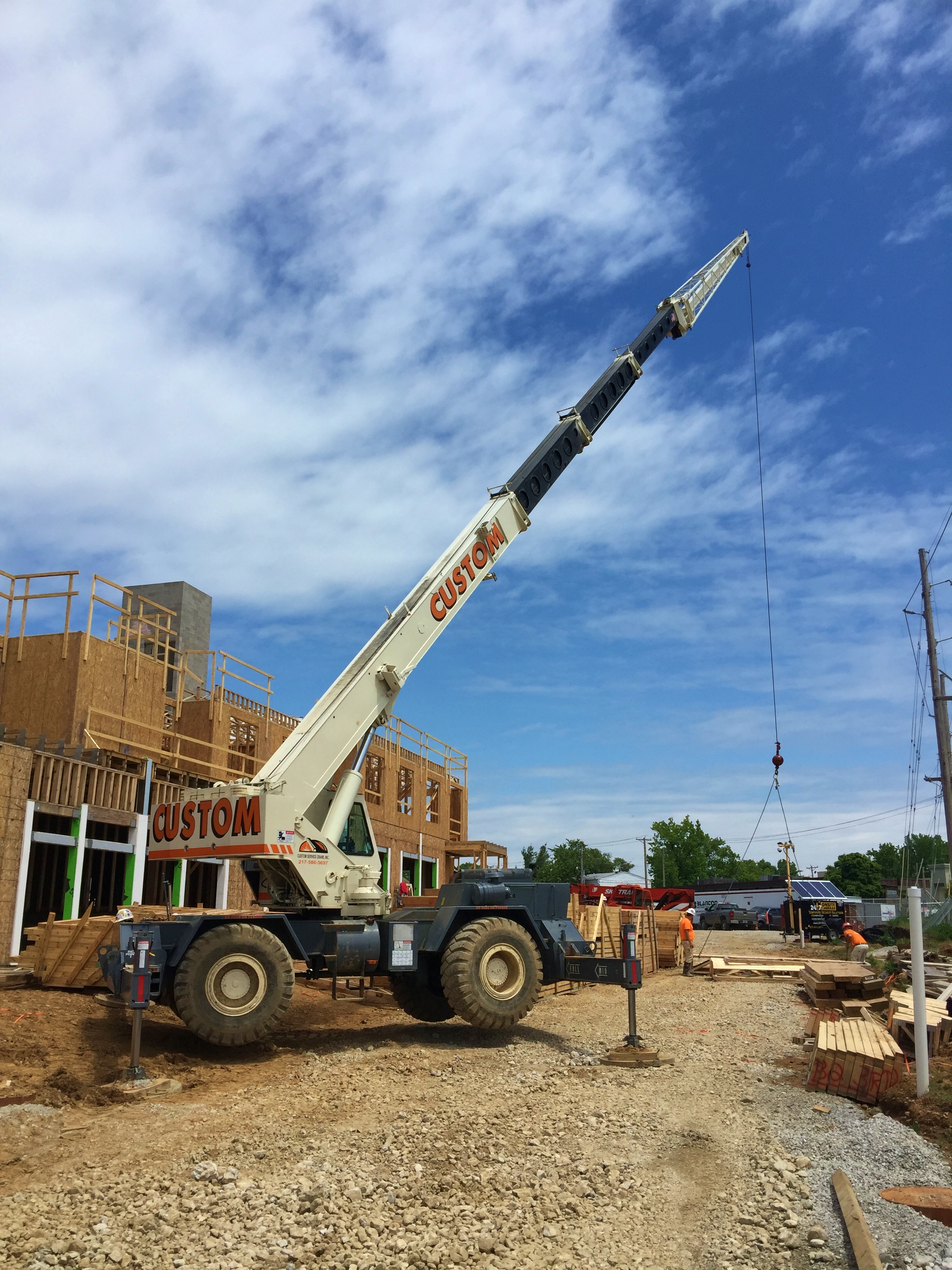 30 ton hydraulic crane setting trusses in St. Louis, MO